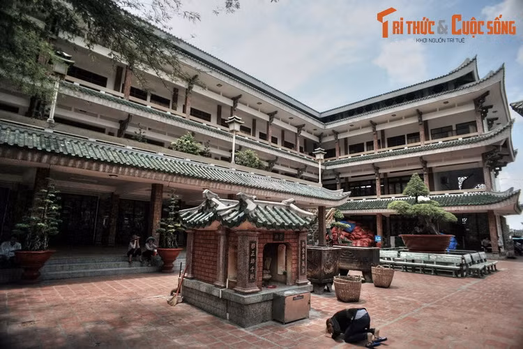 Dân làng bàn nhau lên núi khiêng tượng về thờ cúng. Tuy nhiên, mấy chục thanh niên trai tráng vẫn không lay chuyển nổi tượng Bà. Trong lúc mọi người có ý định bỏ dở thì một cô thôn nữ bỗng dưng lên đồng và mách bảo: Bà chỉ cần 9 cô gái đồng trinh lên khiêng.