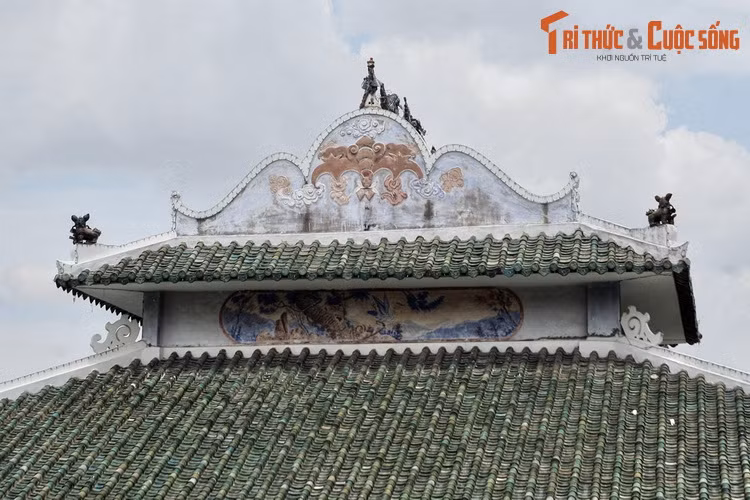 Cho rằng đây là tượng quý, chúng hì hục cậy ra, lấy dây buộc lại rồi dùng đòn khiêng xuống núi để mang về nước. Nhưng khi vừa khiêng đi được một đoạn đường ngắn, tượng Bà bỗng dưng nặng trĩu không thể nào nhấc lên được. Lũ giặc cướp đành phải bỏ lại.