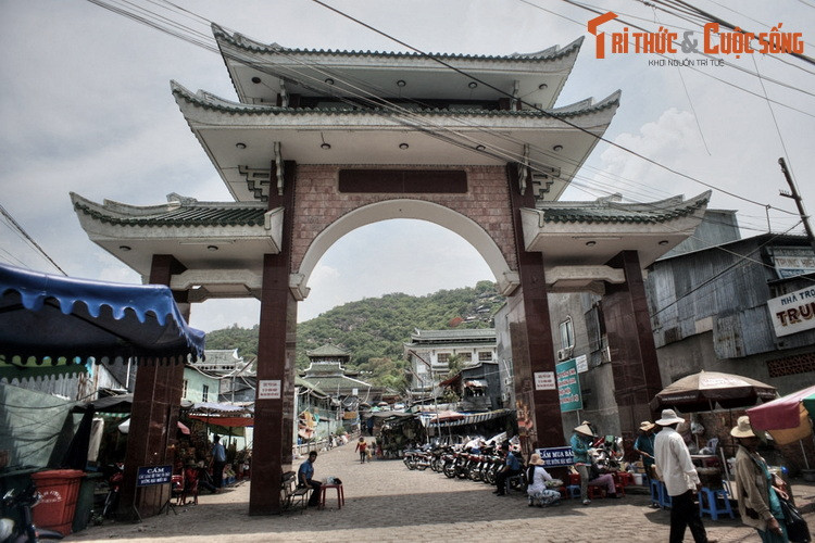 Dân làng làm theo lời, và quả đúng thật, 9 cô gái trẻ còn trong trắng đã khiêng tượng Bà đi xuống núi một cách nhẹ nhàng. Khi đi đến chân núi Sam thì tượng Bà trở nên nặng, không thể khiêng nổi thêm một bước nào nữa.