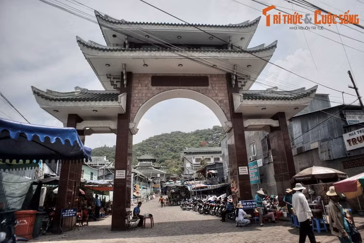 Dân làng làm theo lời, và quả đúng thật, 9 cô gái trẻ còn trong trắng đã khiêng tượng Bà đi xuống núi một cách nhẹ nhàng. Khi đi đến chân núi Sam thì tượng Bà trở nên nặng, không thể khiêng nổi thêm một bước nào nữa.