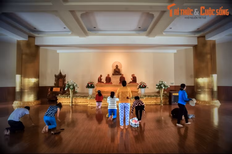 Ngôi bảo tháp to lớn này không chỉ là nơi tôn thờ ngọc Xá Lợi Đức Phật và Xá Lợi chư Thánh Arahán, mà còn là một trong tâm tu học với giảng đường lớn để hội họp, thuyết pháp, hành thiền…