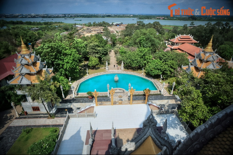Tháp có diện tích trên 2000 m2, tọa lạc trên một quả đồi thấp hướng ra sông Đồng Nai với cảnh quan thơ mộng, là nơi thờ xá lợi Phật và các Chư Thánh Tăng của Phật giáo.