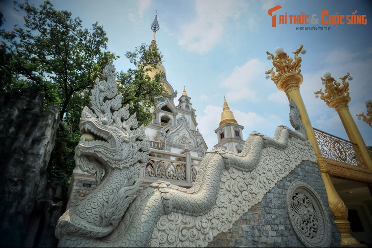 Những yếu tổ cổ xưa đã được biến tấu ít nhiều và đưa vào các đường nét thiết kế hiện đại, khiến công trình mang một sắc thái mới lạ, vừa phảng phất âm hưởng quá khứ, vừa thấm đượm màu sắc vị lai.