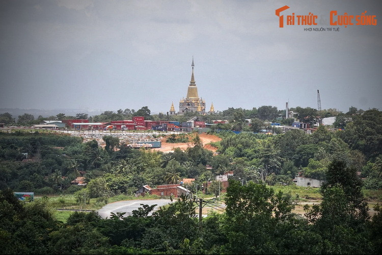 Nằm trong khuôn viên Tổ đình Bửu Long (quận 9, TP. Hồ Chí Minh), Bảo tháp Xá lợi Gotama Cetiya là tòa bảo tháp Phật giáo có quy mô lớn và kiến trúc độc đáo bậc nhất của Việt Nam.