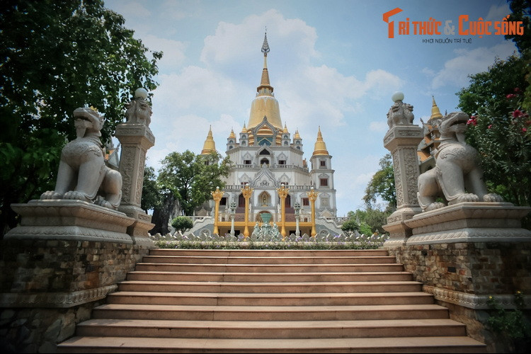 Kiến trúc của tòa bảo tháp mang đậm sắc thái Phật giáo Nam Tông, được lấy cảm hứng từ nền văn hóa Phù Nam, từng phát triển rực ở ở vùng đất Nam Bộ thời cổ đại.