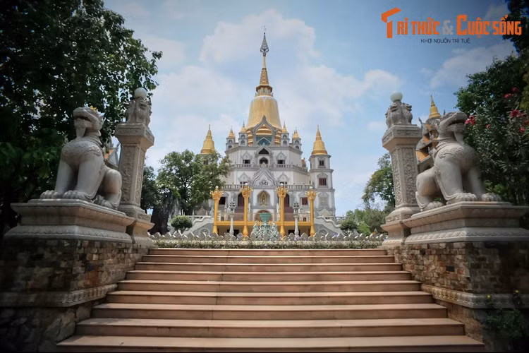 Kiến trúc của tòa bảo tháp mang đậm sắc thái Phật giáo Nam Tông, được lấy cảm hứng từ nền văn hóa Phù Nam, từng phát triển rực ở ở vùng đất Nam Bộ thời cổ đại.