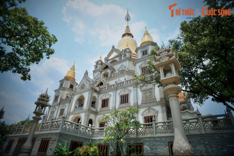 Người đưa ra ý tưởng xây dựng tòa tháp độc đáo này là nhà nghiên cứu Phật học Lê Văn Giảng, pháp danh Hộ Tông, là vị Tổ sư sáng lập phái Phật giáo Nguyên Thủy ở Việt Nam vào thập niên 1950.