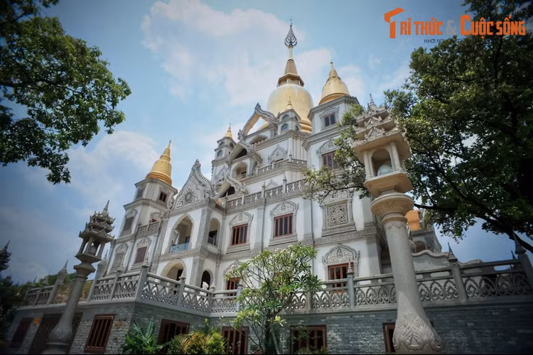 Người đưa ra ý tưởng xây dựng tòa tháp độc đáo này là nhà nghiên cứu Phật học Lê Văn Giảng, pháp danh Hộ Tông, là vị Tổ sư sáng lập phái Phật giáo Nguyên Thủy ở Việt Nam vào thập niên 1950.