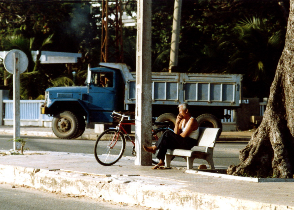 Người đàn ông trung niên ngồi trên ghế đá, Vũng Tàu năm 1988. Ảnh: Diligam_te Flickr.