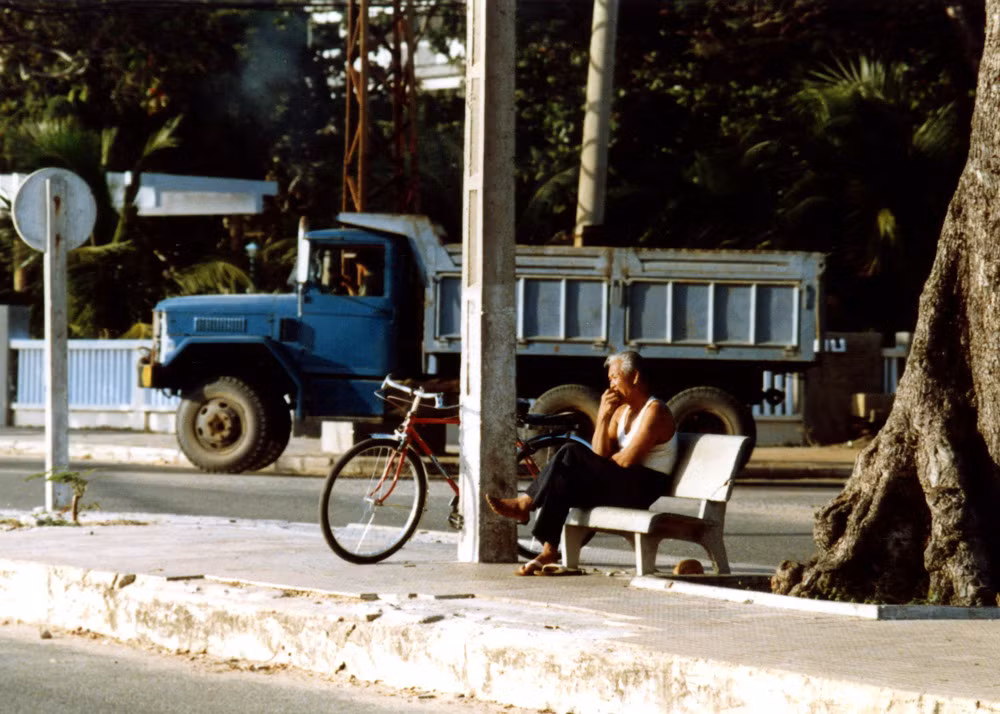 Người đàn ông trung niên ngồi trên ghế đá, Vũng Tàu năm 1988. Ảnh: Diligam_te Flickr.