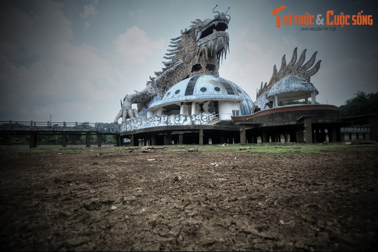 Những ngày vừa qua, công viên nước hồ Thủy Tiên - một điểm vui chơi bị bỏ hoang của Huế - đã khiến dư luận xôn xao khi trở thành bối cảnh chính cho MV Bad Memories của MEDUZA, James Carter kết hợp cùng Elley Duhé, FAST BOY.