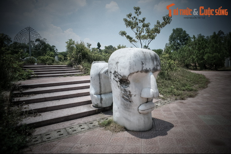 Dù không mở cửa đón khách, công viên hồ Thủy Tiên vẫn nhận được sự quan tâm từ những người ưa mạo hiểm, muốn săn lùng những điểm đến độc lạ, trong đó có khá nhiều du khách nước ngoài.