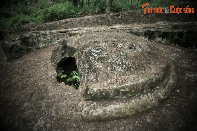 Vòng thành trong cùng ôm nấm mộ có hình mai rùa – loại mộ dành cho bậc công thần, đế vương theo quan niệm thời xưa. Nấm mộ có vách rất dày, bị bạt góc trái theo kiểu chém “tả đao” dành cho tử tù thời phong kiến, để kéo quan tài ra khỏi mộ.