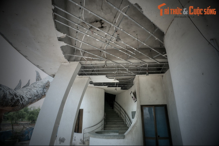 Có thể nhận ra sự xuống cấp nặng nề của các công trình khi những màng trần bong tróc loang lổ, các trang thiết bị gỉ sét và không thể sử dụng...
