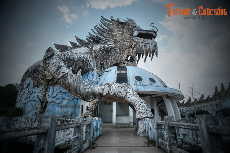 Điều khiến công viên cho công trình hoang phế ở Cố đô Huế thu hút sự quan tâm của quốc tế là khung cảnh ma mị, nhuốm màu hoang tàn của những công trình kiến trúc kỳ lạ, với điểm nhấn là con rồng khổng lồ ôm lấy tòa nhà nằm giữa hồ.