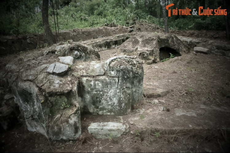 Đây là một khu lăng mộ có quy mô lớn, với chiều dài khoảng 60 mét, rộng 40 mét. Lăng gồm 3 vòng thành tròn ghép lại. Vòng ngoài cùng có tường đá cao và rất dày, hai đầu là hai trụ cửa lớn.