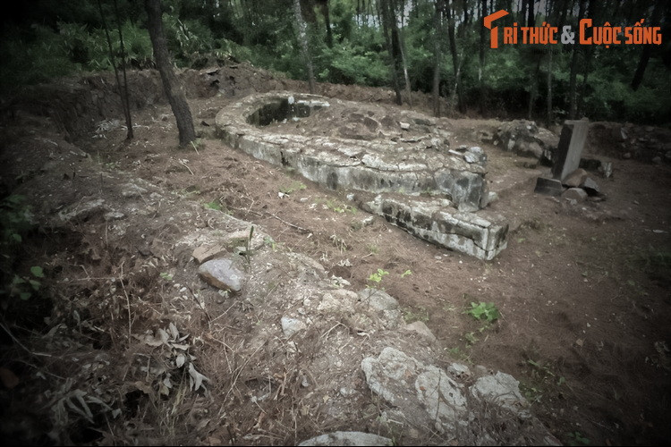 Ít ai biết rằng, khu vực công viên đầy vẻ ma quái này còn là nơi tọa lạc của một lăng mộ cổ xưa bí ẩn, được nhiều thế hệ người dân Huế gọi là lăng Ba Vành.