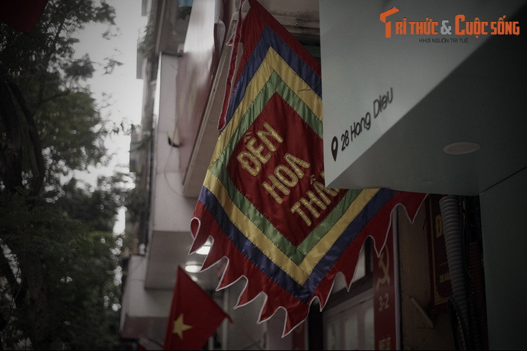 Nằm số 30 phố Hàng Điếu, phường Cửa Đông, quận Hoàn Kiếm, đền Hỏa Thần là ngôi đền rất độc đáo của thủ đô Hà Nội. Đây là ngôi đền duy nhất trên cả nước thờ Hỏa Thần, vị thần được coi là Tổ nghề phòng cháy chữa cháy.