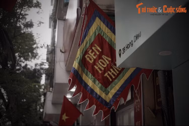 Nằm số 30 phố Hàng Điếu, phường Cửa Đông, quận Hoàn Kiếm, đền Hỏa Thần là ngôi đền rất độc đáo của thủ đô Hà Nội. Đây là ngôi đền duy nhất trên cả nước thờ Hỏa Thần, vị thần được coi là Tổ nghề phòng cháy chữa cháy.