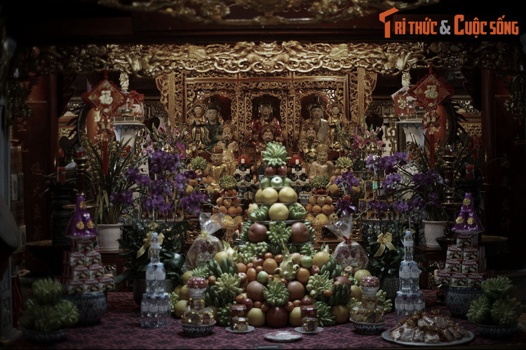 Lúc sinh thời, Thái sư Trần Quang Khải đã viết những lời ca ngợi sự linh thiêng bền vững của Thần Hỏa trong việc trừ hỏa tai, bảo vệ kinh thành Thăng Long: "Lửa nổi ba khu không cháy được/Phong trần một trận chẳng hề nghiêng".