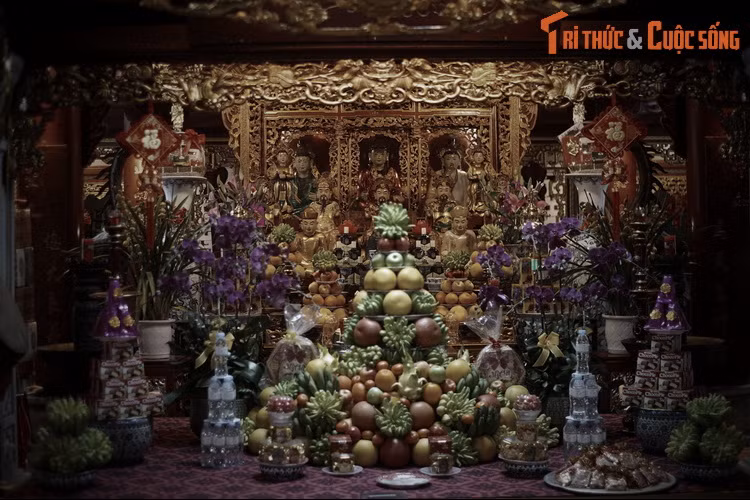 Lúc sinh thời, Thái sư Trần Quang Khải đã viết những lời ca ngợi sự linh thiêng bền vững của Thần Hỏa trong việc trừ hỏa tai, bảo vệ kinh thành Thăng Long: "Lửa nổi ba khu không cháy được/Phong trần một trận chẳng hề nghiêng".