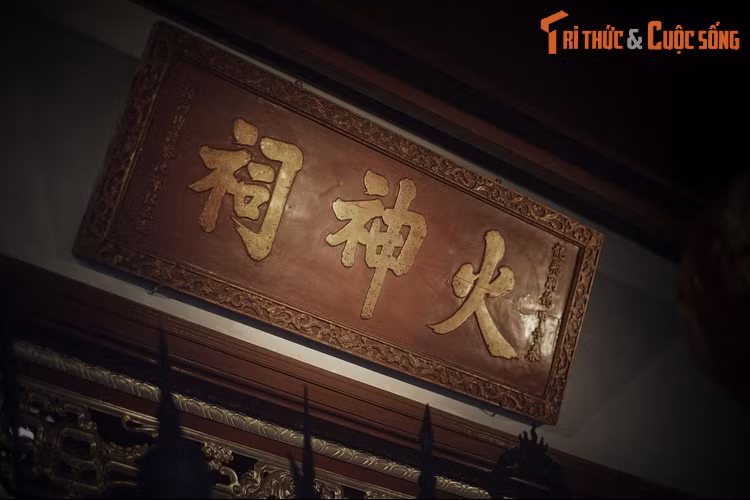 Sau vụ cháy lớn năm 1837, người dân phố cổ đã lập ngôi đền thờ Hỏa Thần trên phố Hàng Điếu để cầu xin sự che chở trước các vụ hỏa hoạn. Đây là sự hồi sinh một tục thờ xuất phát từ nhu cầu bức thiết của thời cuộc.