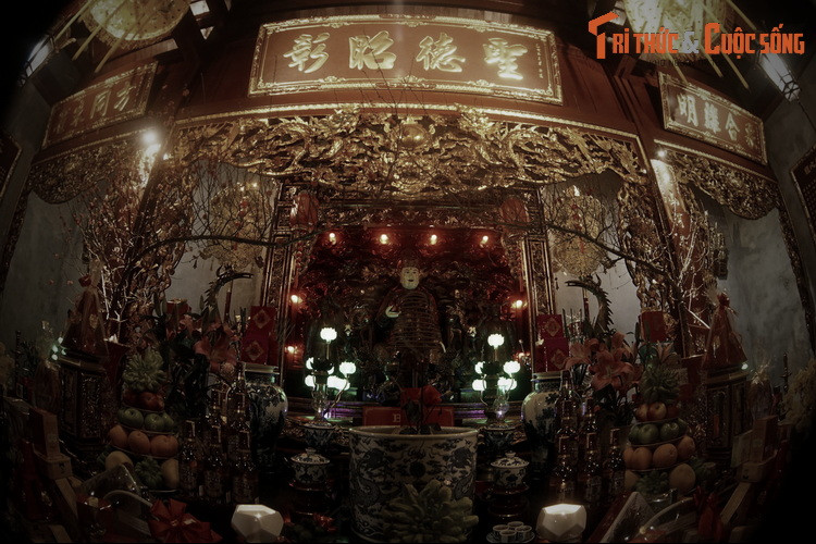 Vào thời nhà Trần, ở Thăng Long từng có một ngôi đền thờ Hỏa Thần bề thế. Do sự biến đổi của của tập quán văn hóa, tục thờ này dần mai một, và phải đến thời Nguyễn mới được khôi phục với ngôi đền Hỏa Thần trên phố Hàng Điếu.