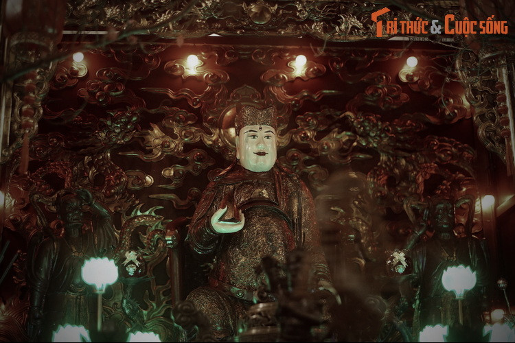 Đặt ở vị trí trang trọng nhất của ngôi đền, tượng Hỏa Thần - Quang Hoa Mã Nguyên Suý được tạo hình với vẻ mặt phục, tai to thùy châu chảy dài, vận võ phục, toát lên vẻ uy nghiêm của vị thần bảo hộ kinh thành trước sự đe dọa của giặc lửa.