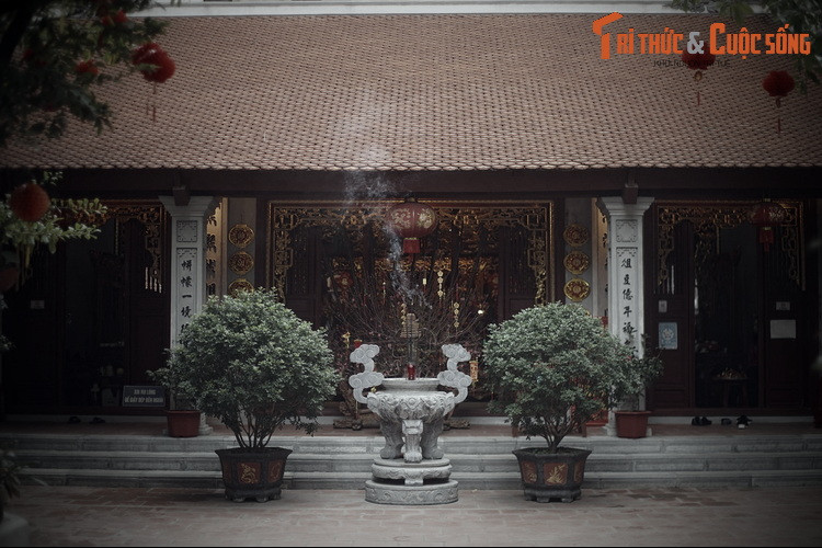 Vị Hỏa Thần được thờ trong đền là Quang Hoa Mã Nguyên Súy, một trong hai vị thần Lửa theo tín ngưỡng dân gian (vị còn lại là Nam Phương Xích Đế). Tương truyền, thần vốn là Phật đăng (cây đèn trong cửa Phật), nghe thuyết pháp tụng kinh nhiều nên giác ngộ và được lên Thiên Đình.