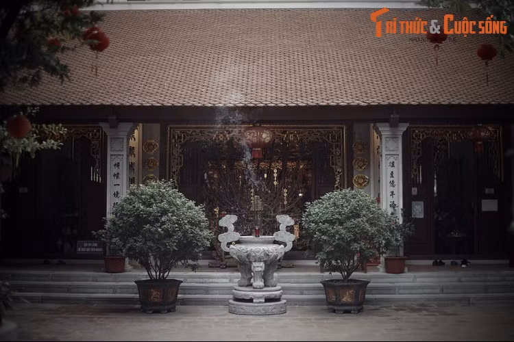 Vị Hỏa Thần được thờ trong đền là Quang Hoa Mã Nguyên Súy, một trong hai vị thần Lửa theo tín ngưỡng dân gian (vị còn lại là Nam Phương Xích Đế). Tương truyền, thần vốn là Phật đăng (cây đèn trong cửa Phật), nghe thuyết pháp tụng kinh nhiều nên giác ngộ và được lên Thiên Đình.