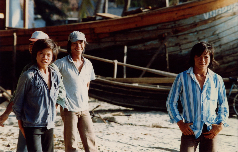 Các thanh thiếu niên trên bãi biển ở Vũng Tàu năm 1988. Ảnh: Diligam_te Flickr.