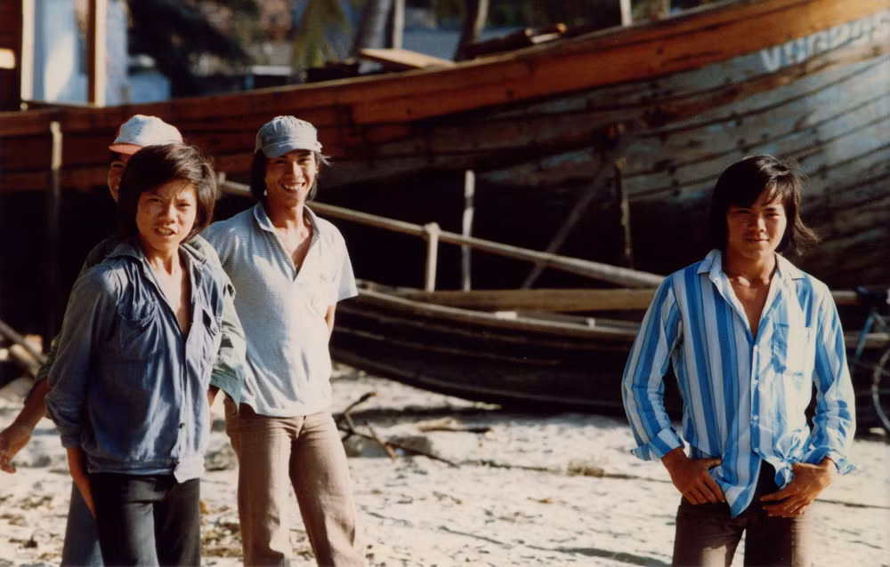 Các thanh thiếu niên trên bãi biển ở Vũng Tàu năm 1988. Ảnh: Diligam_te Flickr.