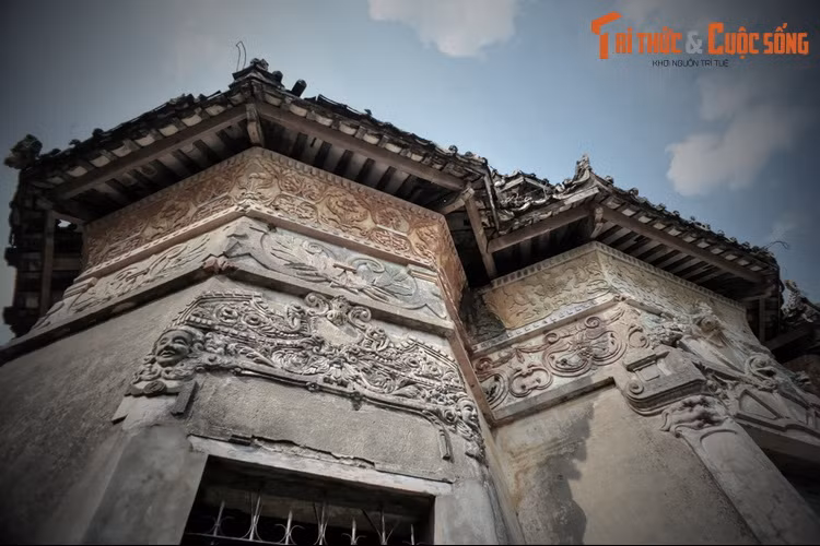 Mặt ngoài của các tòa tháp được trang trí cầu kỳ với rất nhiều phù điêu và tranh vẽ. Điều đặc biệt là các tác phẩm này mang dấu ấn của nhiều nền văn hóa khác nhau: Việt – Hoa – Pháp – Khmer.