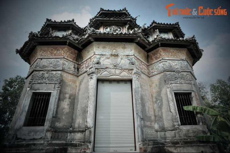 Với mong muốn có một nơi an nghỉ xứng tầm ở thế giới bên kia, Huyện Hàm đã trích một phần gia sản khổng lồ để xây khu lăng mộ hoành tráng với kiến trúc có 1-0-2. Công trình do kiến trúc sư Trần Công Quan ở Sài Gòn thiết kế, nhóm thợ Sóc Trăng thi công, được xây từ năm 1944-1947.