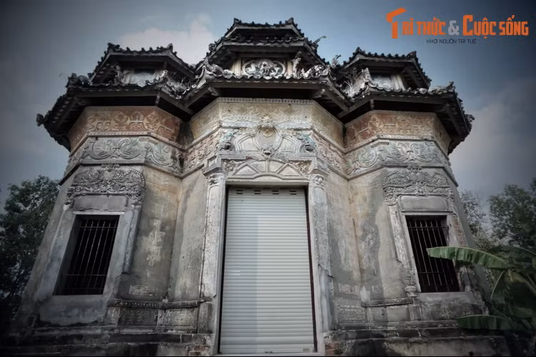 Với mong muốn có một nơi an nghỉ xứng tầm ở thế giới bên kia, Huyện Hàm đã trích một phần gia sản khổng lồ để xây khu lăng mộ hoành tráng với kiến trúc có 1-0-2. Công trình do kiến trúc sư Trần Công Quan ở Sài Gòn thiết kế, nhóm thợ Sóc Trăng thi công, được xây từ năm 1944-1947.