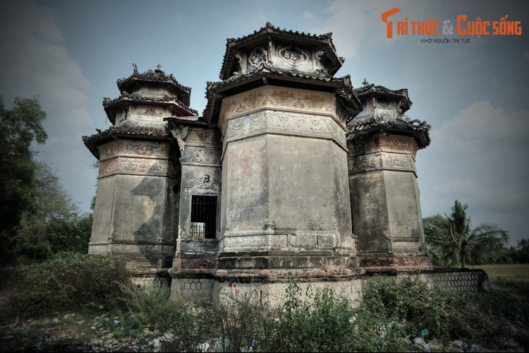 Về tổng quan, khu lăng mộ này có cấu trúc khá lạ với năm tòa nhà lục giác bao quanh một nhà lục giác ở giữa, tất cả đều cao khoảng 12 mét, có nền cao hơn 1 mét. Tháp nào cũng có nóc nhọn lợp mái ngói như tháp của các ngôi chùa Việt.