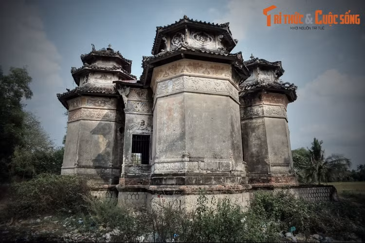 Về tổng quan, khu lăng mộ này có cấu trúc khá lạ với năm tòa nhà lục giác bao quanh một nhà lục giác ở giữa, tất cả đều cao khoảng 12 mét, có nền cao hơn 1 mét. Tháp nào cũng có nóc nhọn lợp mái ngói như tháp của các ngôi chùa Việt.