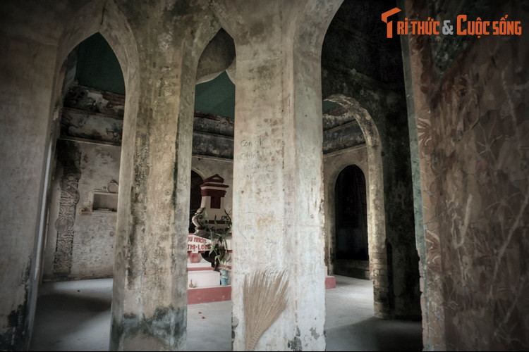 Do những biến động của thời cuộc mà chỉ ít thập niên sau khi khu lăng mộ hoàn thành, các con cháu trực hệ của gia đình ông Hàm Huỳnh Kỳ đã lần lượt sang định cư ở Pháp. Kể từ đó mộ ông Hàm đã bị bỏ hoang suốt nhiều năm.