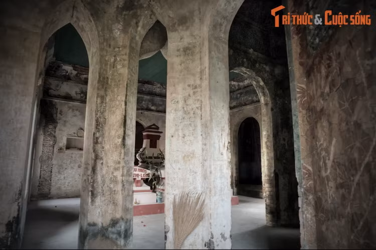 Do những biến động của thời cuộc mà chỉ ít thập niên sau khi khu lăng mộ hoàn thành, các con cháu trực hệ của gia đình ông Hàm Huỳnh Kỳ đã lần lượt sang định cư ở Pháp. Kể từ đó mộ ông Hàm đã bị bỏ hoang suốt nhiều năm.