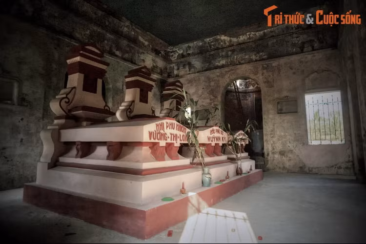 Gian nhà ở giữa là nơi có mộ phần của ông Hàm Huỳnh Kỳ - chủ nhân khu lăng mộ, cùng mộ hai vị phu nhân ở hai bên. Trong các tư liệu xưa, ông Hàm Huỳnh Kỳ được nhắc đến với tư cách một trong 10 đại địa chủ nổi tiếng nhất miền Tây Nam bộ thời thuộc địa.