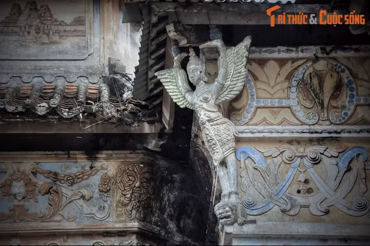 Yếu tố phương Tây thể hiện ở các mô típ hoa lá cổ điển. Yếu tổ Việt – Hoa nằm ở hình tượng rồng, các linh vật và bộ mái ngói truyền thống. Yếu tố Khmer là hình ảnh thần Cây-nor và tranh tường vẽ các thắng cảnh của Campuchia.