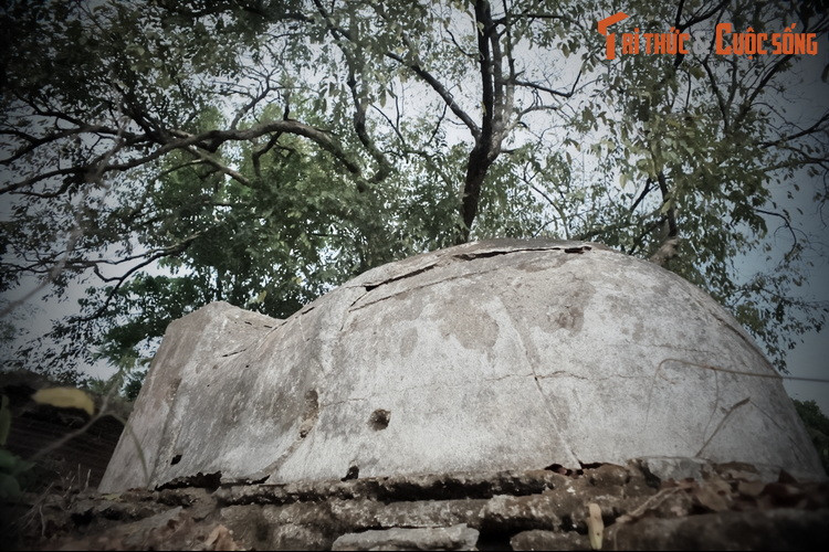 Khi sắp qua đời do bệnh, ông Tang kể lại với con cháu việc chúa Nguyễn gửi hành lý cho gia đình. Hai con trai ông là Lê Phước Tánh và Lê Phước Khỏa (tục gọi là cậu Gương và cậu Sen) tò mò mở ra xem thì thấy có triều phục của chúa. Do chúa Nguyễn đang thất thế, Gương và Sen tỏ ý coi thường, lấy áo của chúa mặc vào rồi nghênh ngang đi thăm ruộng.