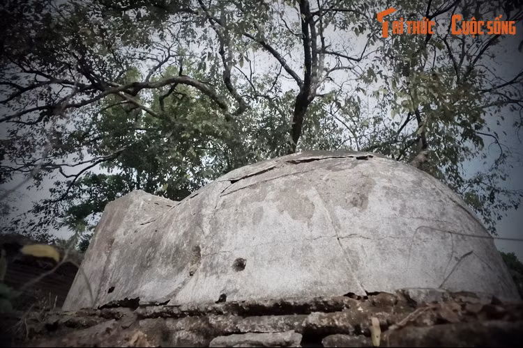 Khi sắp qua đời do bệnh, ông Tang kể lại với con cháu việc chúa Nguyễn gửi hành lý cho gia đình. Hai con trai ông là Lê Phước Tánh và Lê Phước Khỏa (tục gọi là cậu Gương và cậu Sen) tò mò mở ra xem thì thấy có triều phục của chúa. Do chúa Nguyễn đang thất thế, Gương và Sen tỏ ý coi thường, lấy áo của chúa mặc vào rồi nghênh ngang đi thăm ruộng.