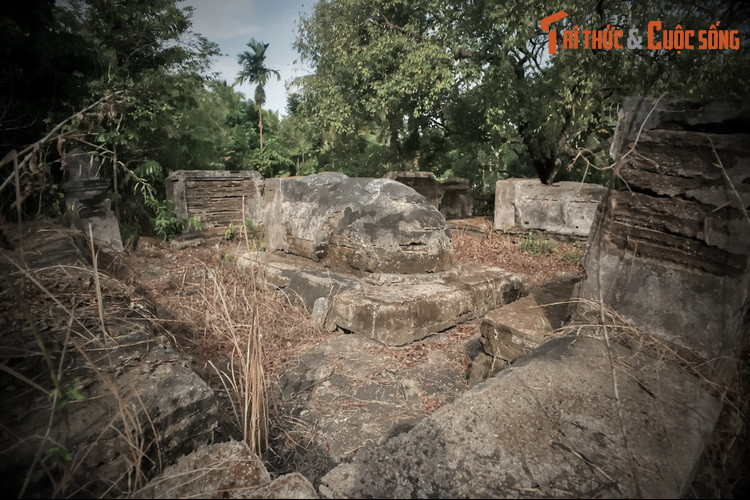 Mọi người nhìn thấy thì thất kinh, hết mực khuyên can, rằng “nếu sau này chúa Nguyễn phục quốc, hai cậu sẽ mang trọng tội”. Nhưng Gương và Sen chỉ cười lớn và cho rằng chúa Nguyễn sẽ không bao giờ đánh bại được nhà Tây Sơn. Sau này, khi ông Tang mất, hai cậu còn dùng triều phục của chúa Nguyễn để khâm liệm cha.