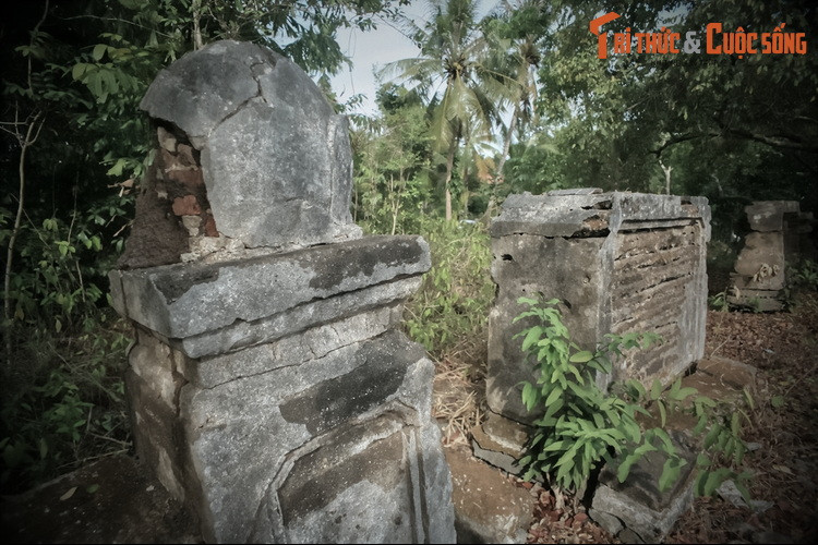 Các dấu tích còn lại cho thấy, trước kia khu mộ được xây theo cách thức dành cho giới quý tộc, được trang trí rất tính xảo. Nhưng sự hoa mỹ đã bị bào mòn theo dòng chảy thời gian, chỉ còn lại những hình thù thô mộc, rêu phong. Sự thật lịch sử về chốn cổ mộ này có thể sẽ mãi mãi bị chôn vùi như thân xác của những người nằm dưới mộ...