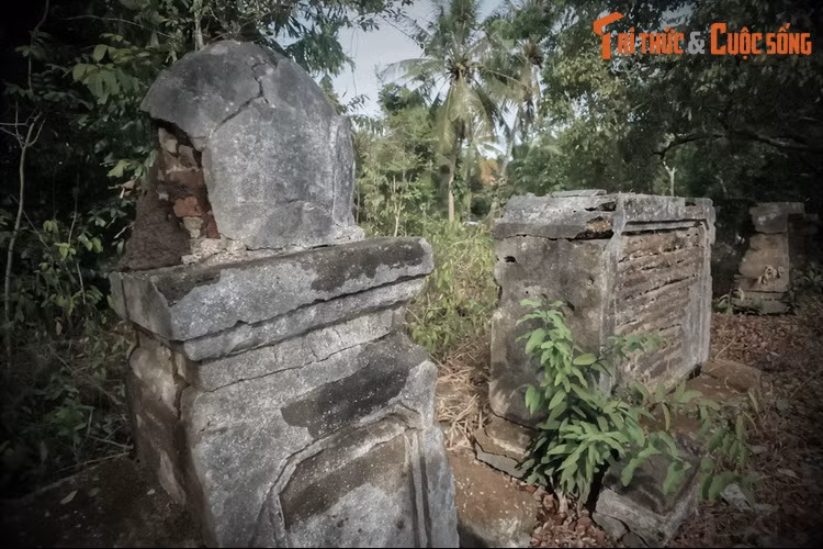 Các dấu tích còn lại cho thấy, trước kia khu mộ được xây theo cách thức dành cho giới quý tộc, được trang trí rất tính xảo. Nhưng sự hoa mỹ đã bị bào mòn theo dòng chảy thời gian, chỉ còn lại những hình thù thô mộc, rêu phong. Sự thật lịch sử về chốn cổ mộ này có thể sẽ mãi mãi bị chôn vùi như thân xác của những người nằm dưới mộ...