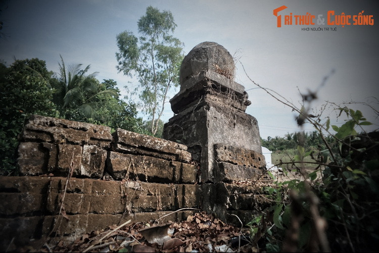 Gương và Sen không thể ngờ là Nguyễn Ánh đã đánh bại được Tây Sơn và lên ngôi vua. Nhớ ơn xưa, vua Gia Long sai người đi tìm gia đình Lê Phước Tang để đền ơn. Biết tin ông Tang qua đời, vua định phong tước hầu cho các con trai của ông. Nhưng một số người đã tâu lên nhà vua hành động hỗn xược của Lê Phước Tánh và Lê Phước Khỏa.