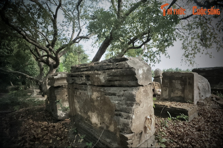 Ngày nay, khu mộ của vợ chồng ông Lê Phước Tang nằm trong khu đất 200 mét vuông, cây cối cỏ dại mọc um tùm, từ lâu đã bị bỏ hoang phế, không người coi sóc. Công trình vẫn còn khá nguyên vẹn dù đã trải qua hàng trăm năm mưa gió. Cạnh đó có hai cây thị cổ thụ hình thù cổ quái.