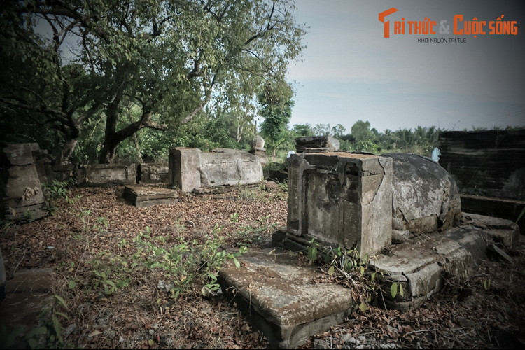 Theo lời kể được truyền lại, vào cuối thế kỷ 18, khi bị nhà Tây Sơn truy đuổi qua vùng đất này, chúa Nguyễn Phúc Ánh cùng tùy tùng đã tá túc ở nhà ông Lê Phước Tang, một phú nông địa phương. Ông Tang không những sẵn lòng giúp đỡ mà còn tận tụy nuôi giấu khiến chúa rất tin cẩn. Khi rời đi, chúa giao lại một số hành lý nhờ ông giữ.