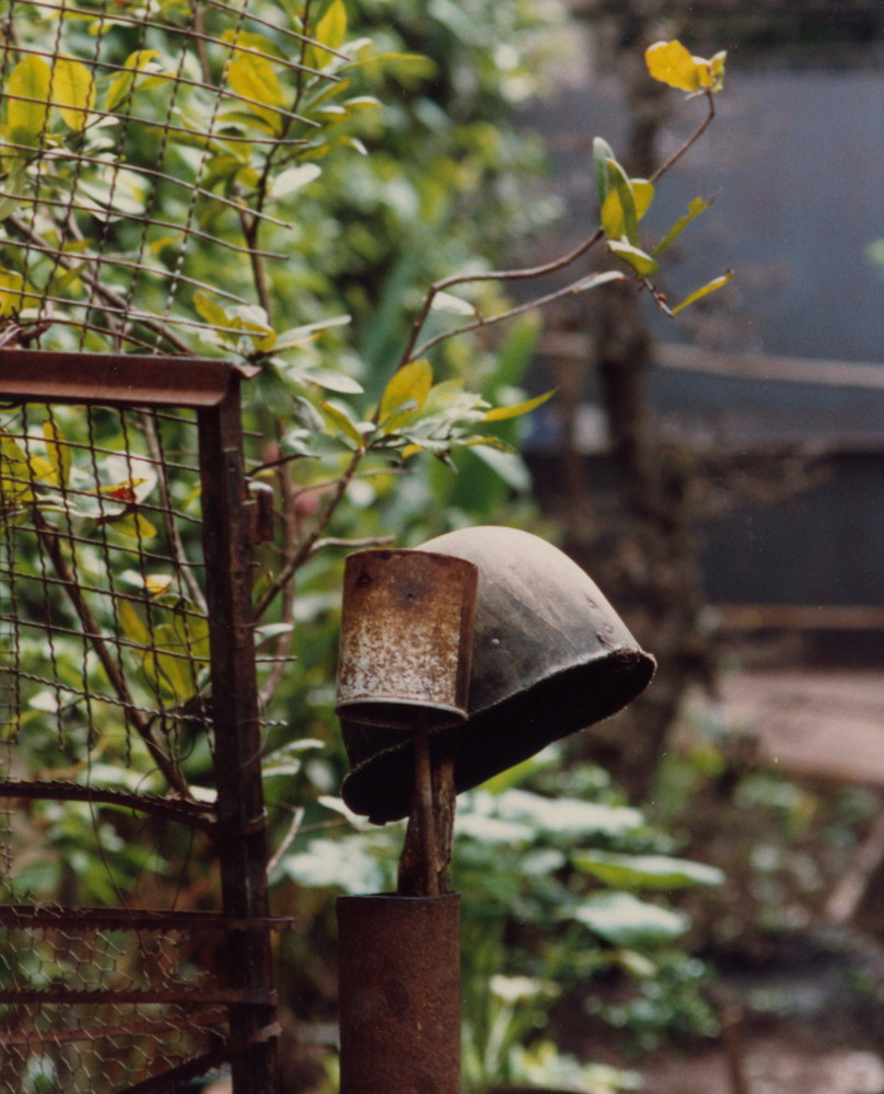 Chiếc mũ sắt từ thời chiến tranh trên tường rào một ngôi nhà.